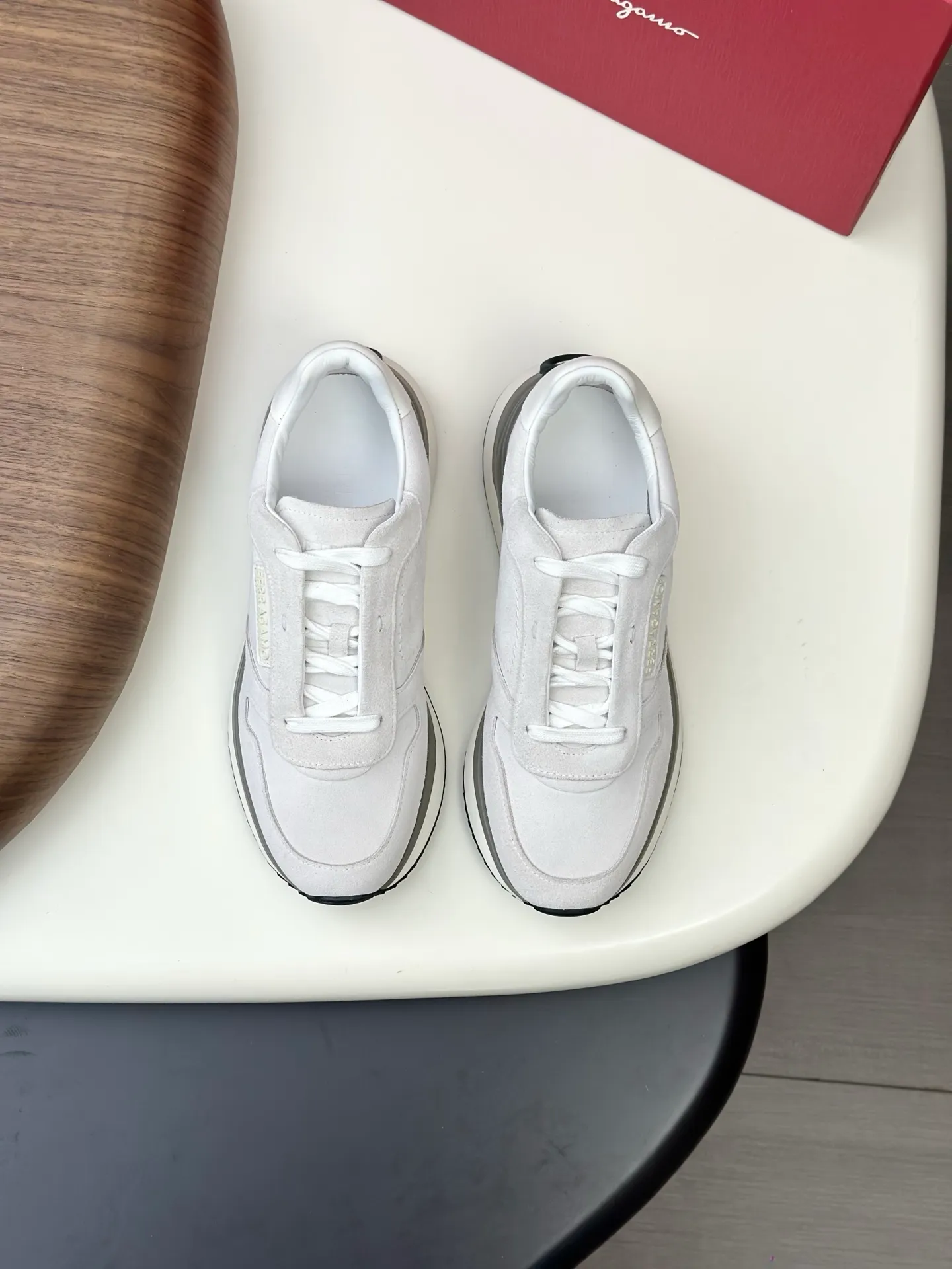 [Ferragamo] Top P: 820💰 Number of yards: 39~44 (38.45 custom-made, non-refundable) Top purchasing agent 🇮🇹 Ferragamo men's casual shoes series, the counter sells the original configuration at the same time, Italian imported cowhide fabric, high-quality splicing technology, imported water-dyed cow lining , Soles: Original foam soles are specially provided by the original factory, and the original factory follows the order. 🔍High quality can be entered and exited the counter at will. Welcome to compare and synchronize with the counter.